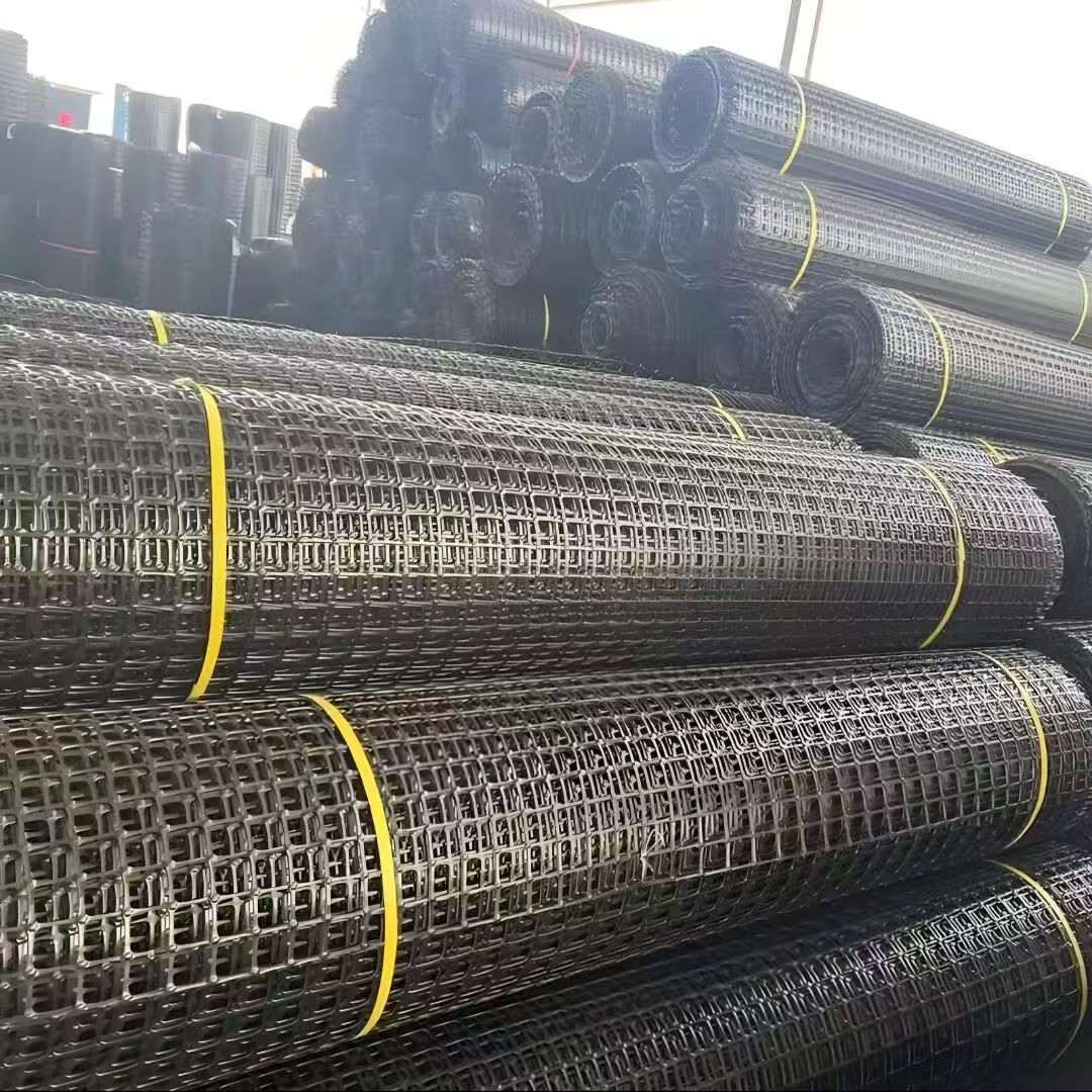 Geogrelha de polipropileno para construção de estradas, sub-base e reforço de solos.
