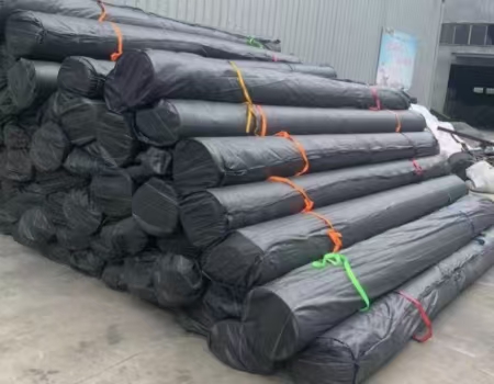 Aplicação de geomembrana HDPE na refinaria de alumina AI Taweelah, Abu Dhabi, Emirados Árabes Unidos